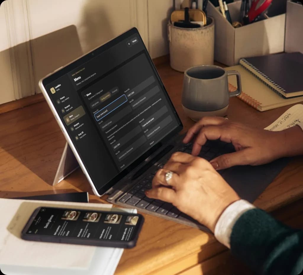 Panel edycji menu na tablecie i karta dań na telefonie