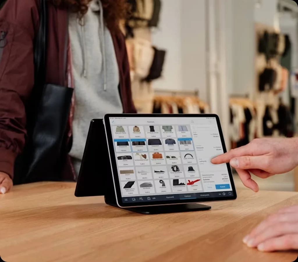 Tablet z ofertą produktów na ladzie w sklepie