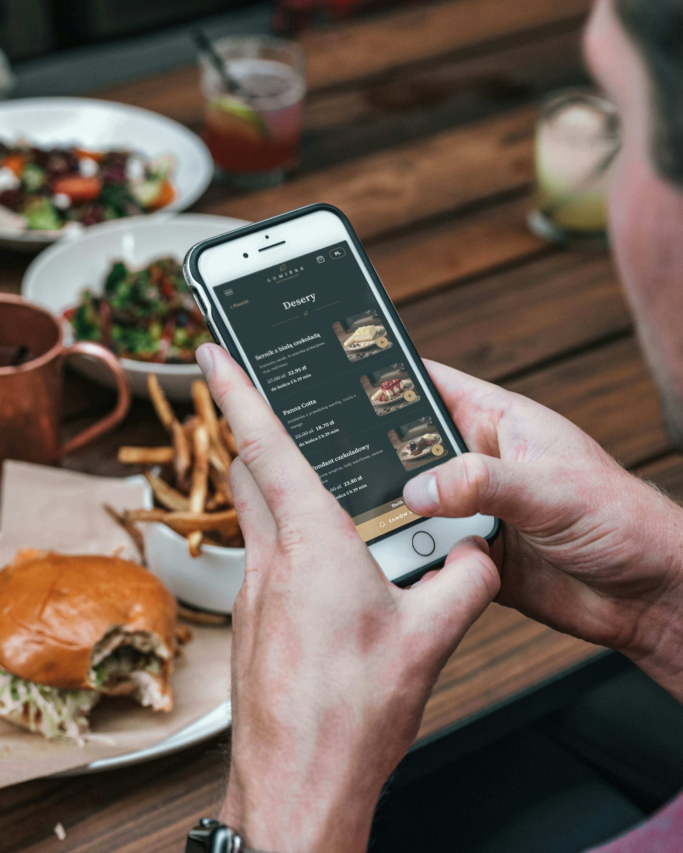 Telefon z otwartym menu QR w restauracji